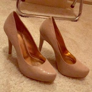 Bcbgeneration nude pump